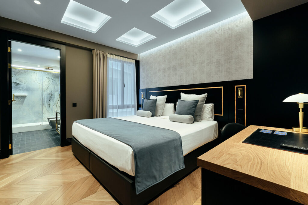 Cojines y colcha a medida fabricados por Model Tapizados en Logroño para dormitorio elegante.